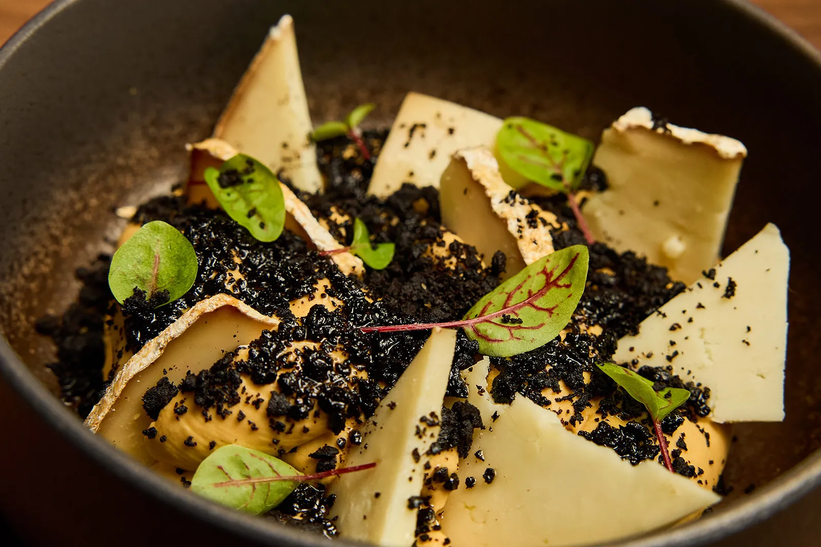 Fromage corse au lait de brebis avec chutney d’agrumes servi en dessert à Paris 9 – La Belle Quille