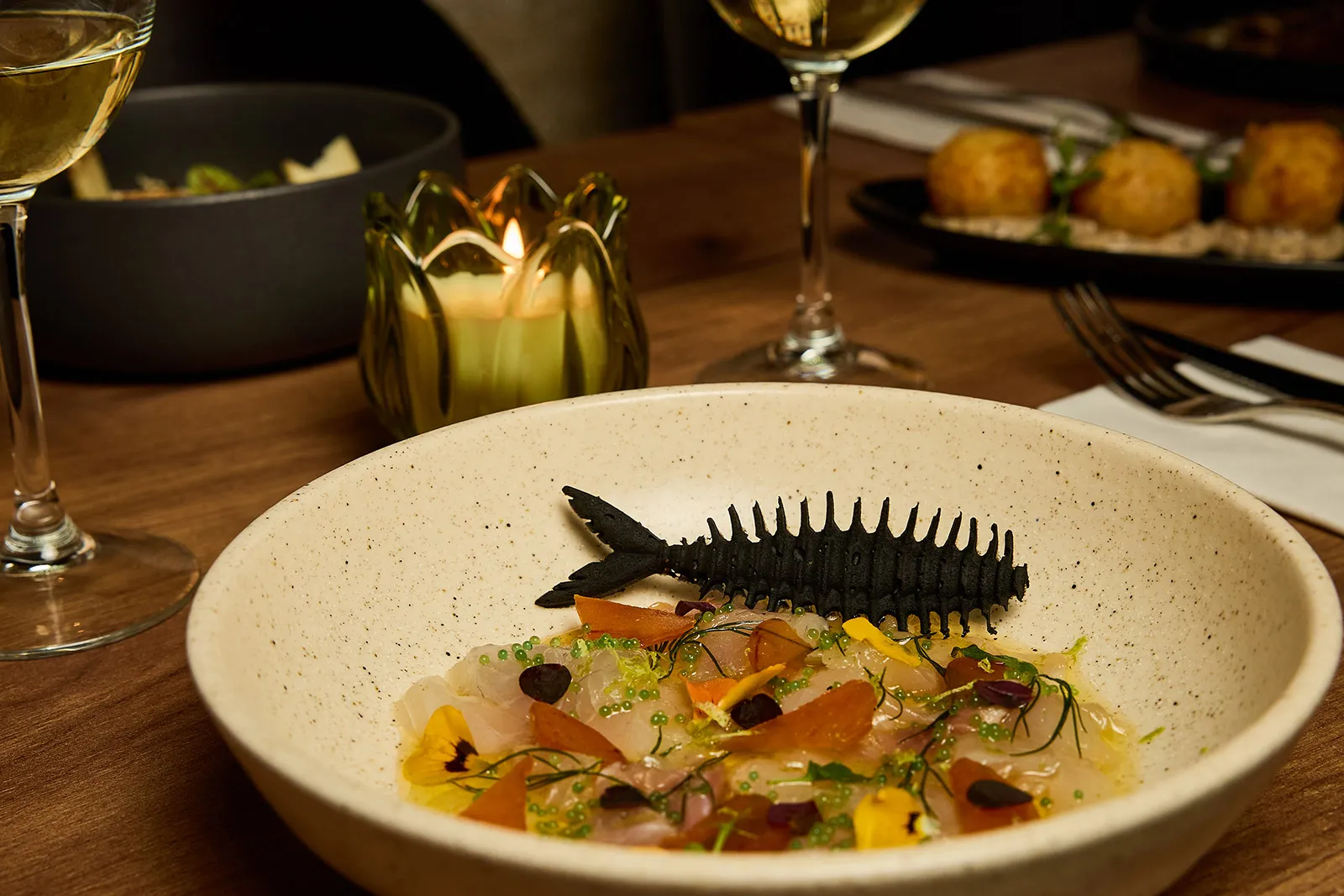Entrée de daurade marinée à l’aneth et au combava dans un restaurant à Paris 9 – La Belle Quille