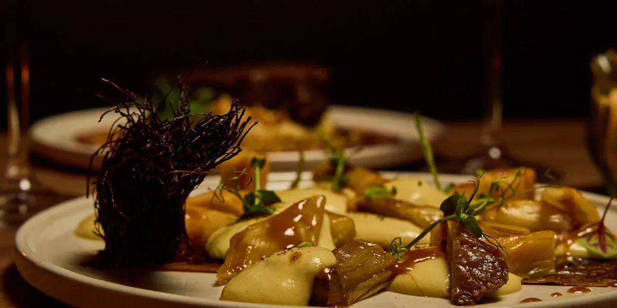 Poireaux – Restaurant La Belle Quille à Paris 9 Plat de poireaux laqués au miso rouge avec espuma de pommes de terre dans un restaurant à Paris 9 – La Belle Quille