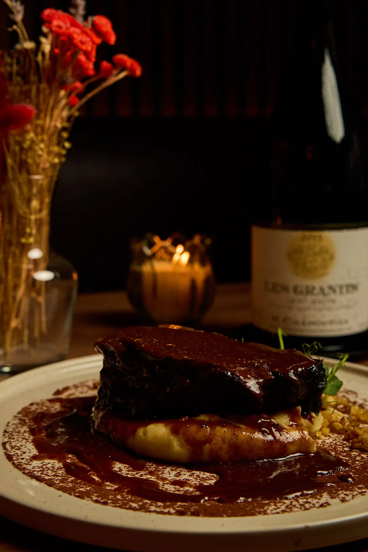 Quasi de veau braisé et sa purée maison nappés de sauce au jus de viande, servi au restaurant La Belle Quille à Paris.
