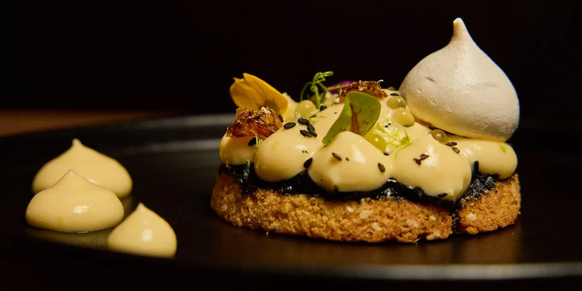 Tartelette citron – Restaurant La Belle Quille à Paris 9 Tartelette citron avec meringue et perles de yuzu dans un restaurant à Paris 9 – La Belle Quille