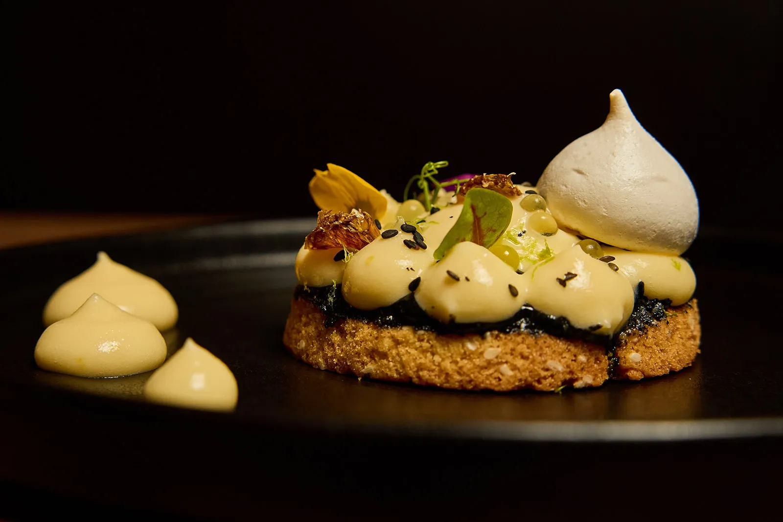 Tartelette citron avec meringue et perles de yuzu dans un restaurant à Paris 9 – La Belle Quille
